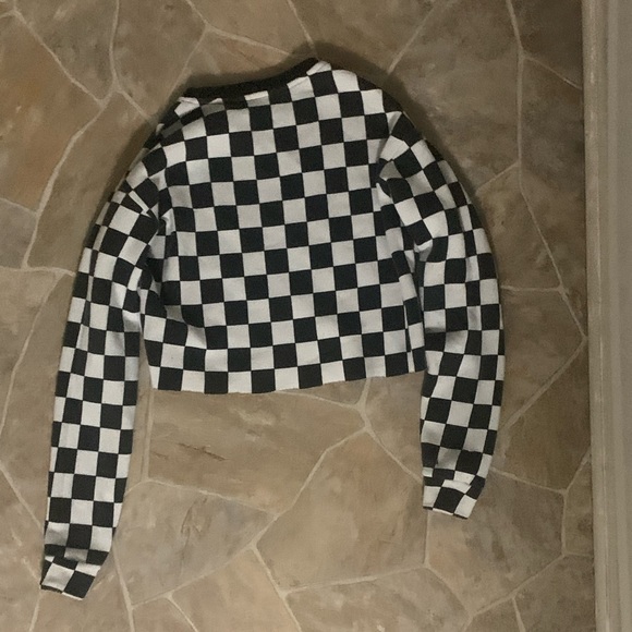 White and black checkered crop top. Long sleeved. - Picture 2 of 2